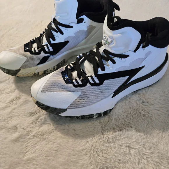 Jordan Athletic Shoes Black and White - Picture 3 of 5